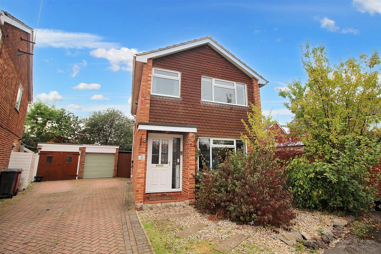 3 bed property in Tree Close, Reading
